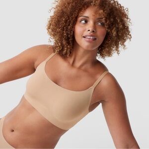 True & Co. Medium True Everybody Women's Adjustable Strap Scoop Neck Bra Beige